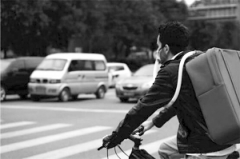  老外自制便攜式空氣凈化器引發(fā)圍觀，專業(yè)人士給出結(jié)論還不如這個東西
